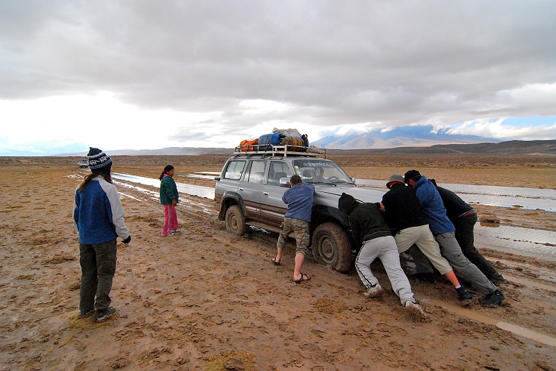 Laura i Astronom-321.JPG - Niestety ugrzęźliśmy. Po dwóch godzinach mordęgi jedziemy dalej. (Zdjęcie: Laura i Astronom)